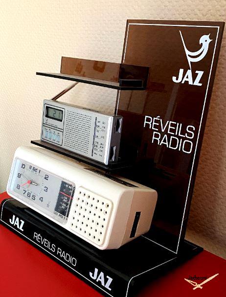 Présentoir publicitaire réveils radio Jaz avec une Horloge radio Jaz Mofic