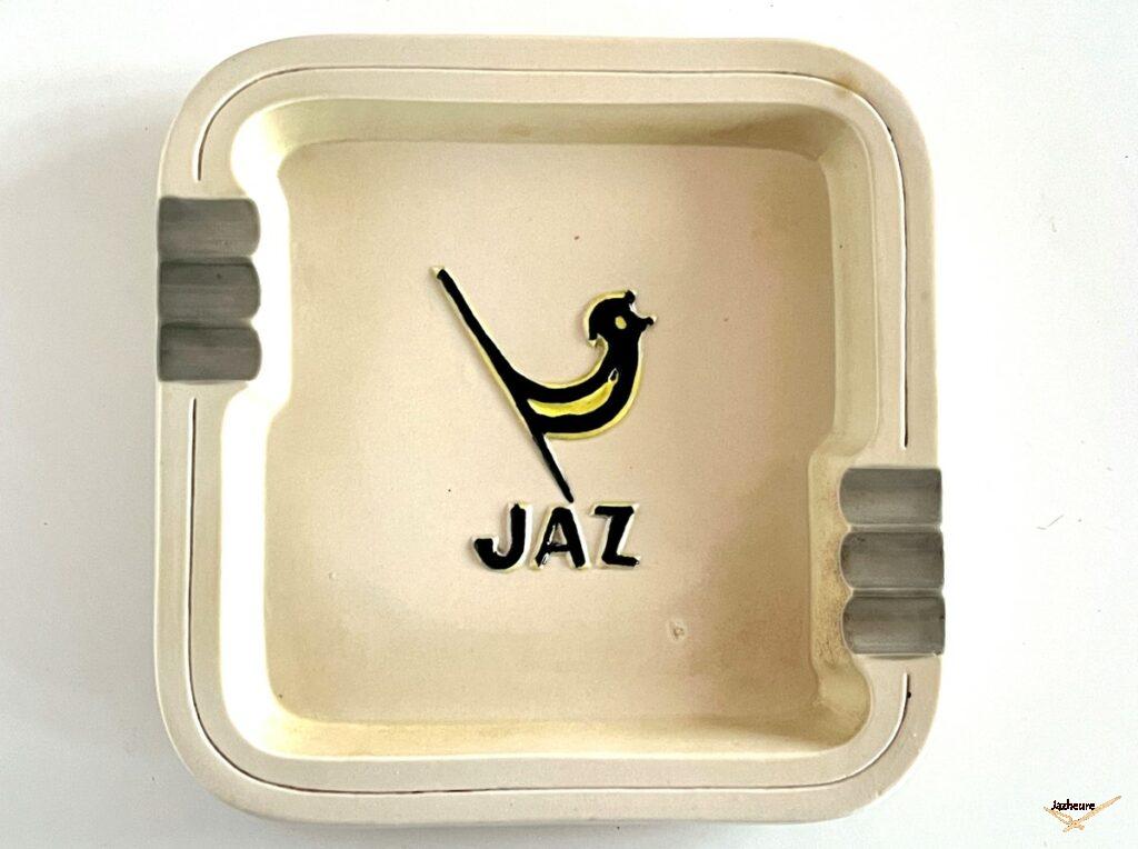 Cendrier publicitaire Jaz datant des années 70, émaillé et mesurant environ 20cm x 20cm